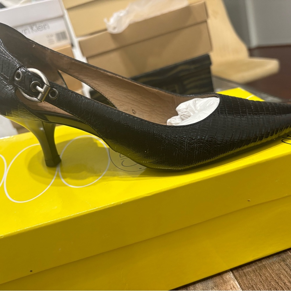 Chic Black Textured Heels